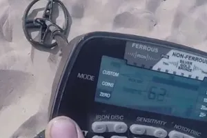 Na zlecenie roztargnionych przeczesuje trójmiejskie plaże