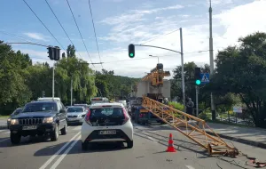 Dźwig zahaczył o wiadukt przy ul. Wielkopolskiej w Gdyni