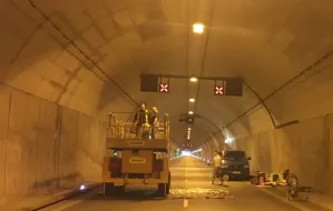 Po zamknięciu tunelu, nie przestawiono świateł