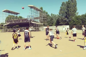 Koszykówka uliczna na Placu Zebrań Ludowych