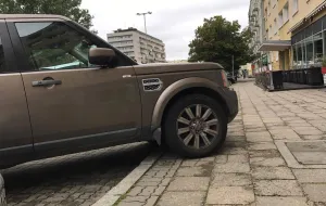Remont chodnika przy Władysława IV. Kierowcy przypominają o parkowaniu