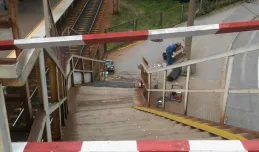 Gdynia: Wymieniają stopnie schodów na kładkę przy SKM Stocznia