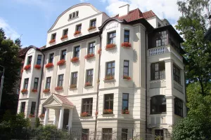 Czy warto kupić mieszkanie w kamienicy?