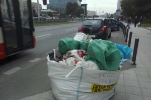 Zalegające worki na gruz to plaga