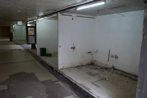 Koniec boksów handlowych w tunelu obok LOT-u