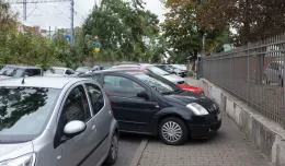 Mieszkańcy narzekają na zapchaną autami ul. Białą. Drogowcy: zwrócimy ją pieszym
