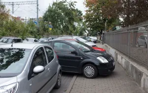 Mieszkańcy narzekają na zapchaną autami ul. Białą. Drogowcy: zwrócimy ją pieszym
