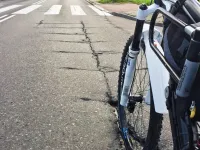 Rozpadlina w jezdni groźna dla rowerzystów
