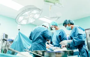 Lekarze z UCK pierwszy raz wszczepili dziecku podskórny układ defibrylujący
