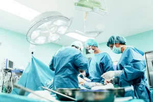 Lekarze z UCK pierwszy raz wszczepili dziecku podskórny układ defibrylujący