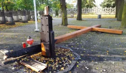 Podpalono krzyż na cmentarzu na Zaspie