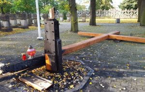 Podpalono krzyż na cmentarzu na Zaspie