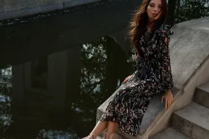 Kwiaty w stylu retro, ponadczasowa krata i grochy. Modne sukienki na jesień