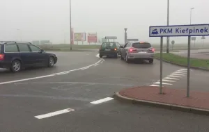Kierowcy zagubieni na rondzie przy Auchan