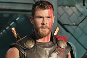Kolorowa odtrutka na szarą jesień. Recenzja filmu "Thor: Ragnarok"