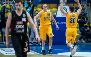 Koszykarz Asseco Gdynia strzela z łuku