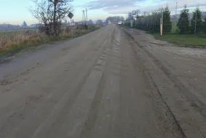 Ulica Spadochroniarzy tonie w błocie z budowy. Nie pomagają nawet mandaty