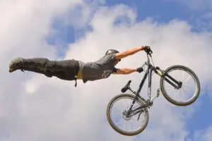 Dirt jumping, czyli akrobacje rowerowe