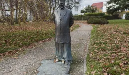 Swastyka na pomniku ks. Zawackiego w Orłowie