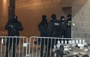 Policja na stadionie. Oprawa w zamkniętym pomieszczeniu