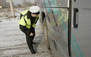 Drogówka sprawdza autokary wiozące dzieci