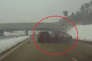 Groźne zderzenie na autostradzie. SUV staranował osobówkę