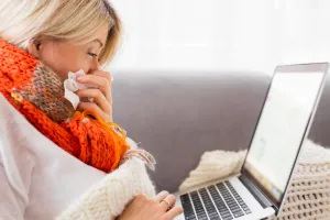 Biegniesz z L4 do pracodawcy zamiast odpoczywać? Coraz więcej zwolnień przez internet