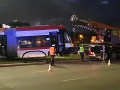 Wykolejony tramwaj usunięto ze skrzyżowania