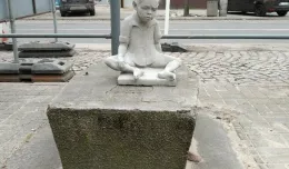 Anonimowy artysta postawił kolejną rzeźbę w Gdyni