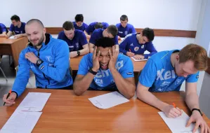 Piłkarze ręczni pisali dyktando. Organizatorzy pomylili gdańskiego Neptuna z Posejdonem