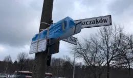 Uszkodzono i zasłonięto tablice z nazwą ul. Lecha Kaczyńskiego