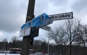 Uszkodzono i zasłonięto tablice z nazwą ul. Lecha Kaczyńskiego