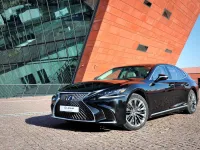 Lexus LS: ekstrawagancja i japońska gościnność