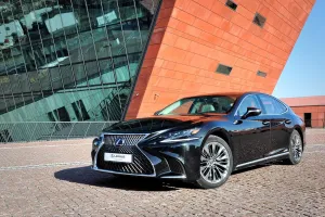 Lexus LS: ekstrawagancja i japońska gościnność