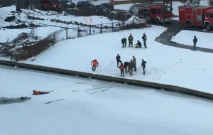 Strażacy wyciągali z Motławy mężczyznę, pod którym zarwał się lód
