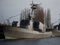 Dawny okręt rakietowy ORP "Metalowiec" zaczął nabierać wody w porcie wojennym w Gdyni