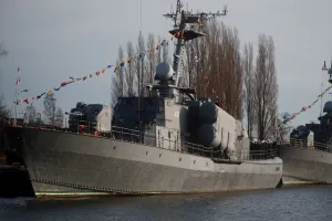 Dawny okręt rakietowy ORP "Metalowiec" zaczął nabierać wody w porcie wojennym w Gdyni