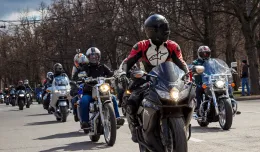 Brawurowe popisy motocyklistów na rozpoczęcie sezonu