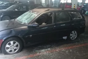 Wrak zalega na parkingu, bo sklep nie chce go usunąć