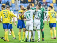 Lechia Gdańsk płaci wysoką cenę za wygrane derby. Zawieszonych trzech piłkarzy, a nawet kierownik drużyny