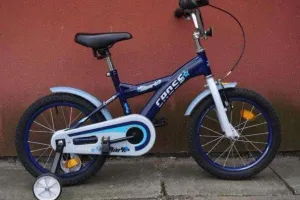 Odłożyli rowerki przy wiacie śmietnikowej, po chwili już ich nie było