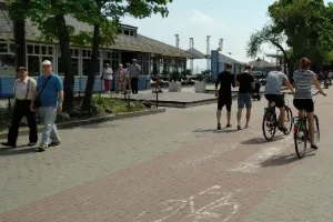 Gdynia: mało miejsca dla pieszych i rowerzystów nad morzem