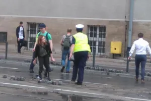 Przechodnie pomogli sprzątać bruk z ulicy
