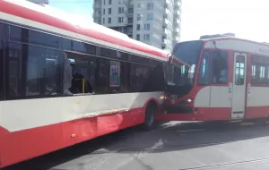 Tramwaj uderzył w autobus na Morenie
