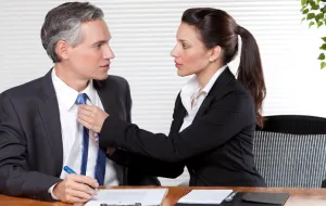 Flirt w pracy - uskrzydla czy przeszkadza?