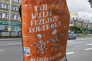 Plakaty dużej imprezy na drzewach we Wrzeszczu
