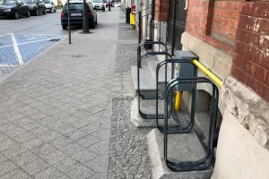 Usunęli stojaki rowerowe na ul. Łąkowej