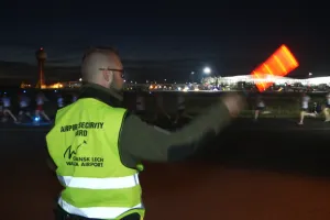 Biegli nocą po lotnisku w Rębiechowie