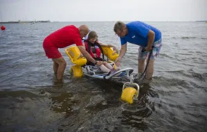 Kąpielowy wózek dla niepełnosprawnych na plaży w Sopocie