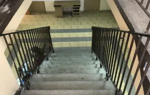 Same schody w urzędzie dla niepełnosprawnych